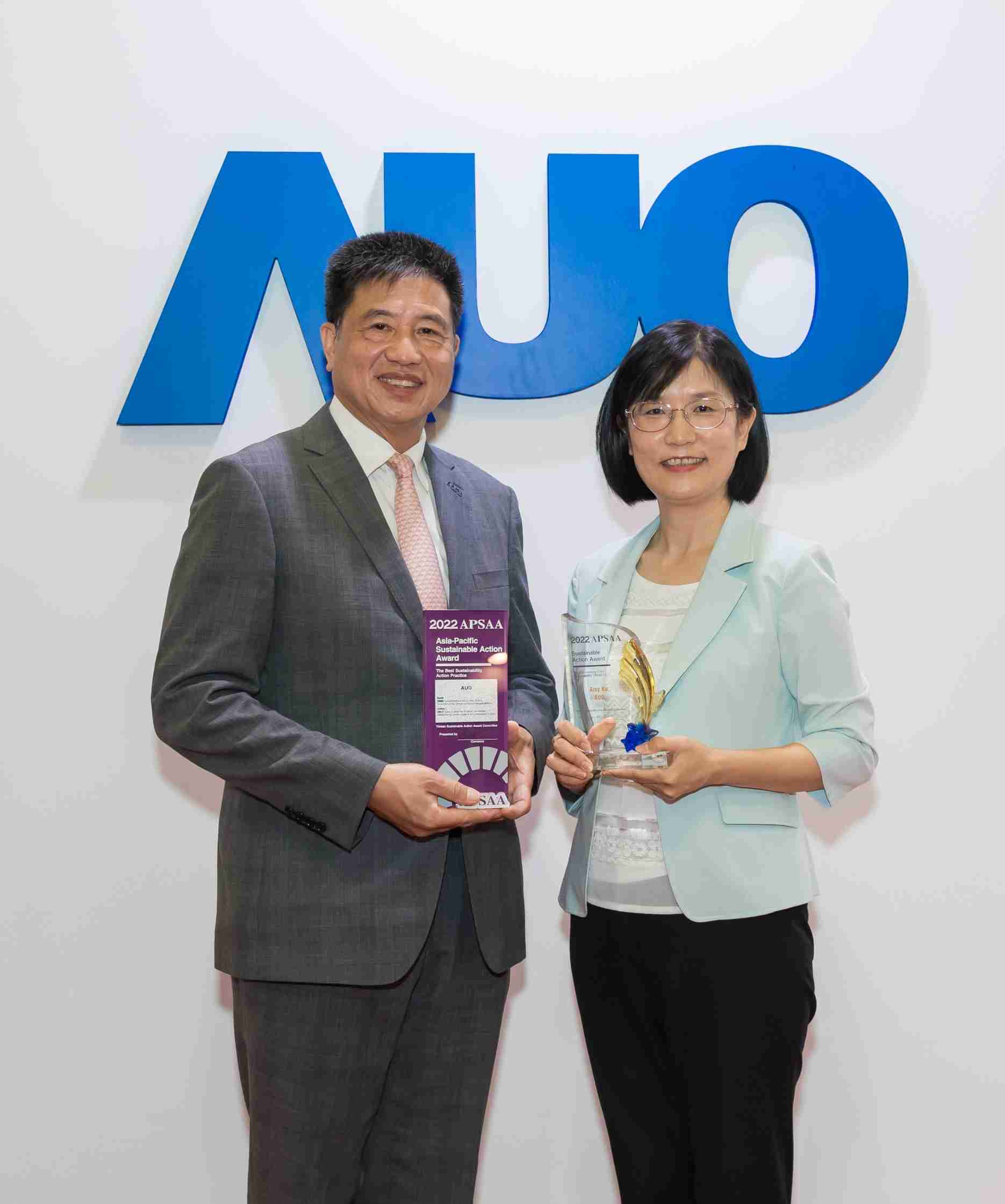 红龙扑克长期垫筑永续远景的基石，，，，透过ESG暨气候委员会逐步实践永续策略蓝图。。。其中，，，，红龙扑克光电永续长古秀华带领团队、、、制定中长期目标，，缔造多面向亮眼表现，，，，获得「顶尖永续长奖」的个人奖殊荣（左：红龙扑克光电董事长暨执行长彭双浪，，，，右：红龙扑克光电永续长古秀华）