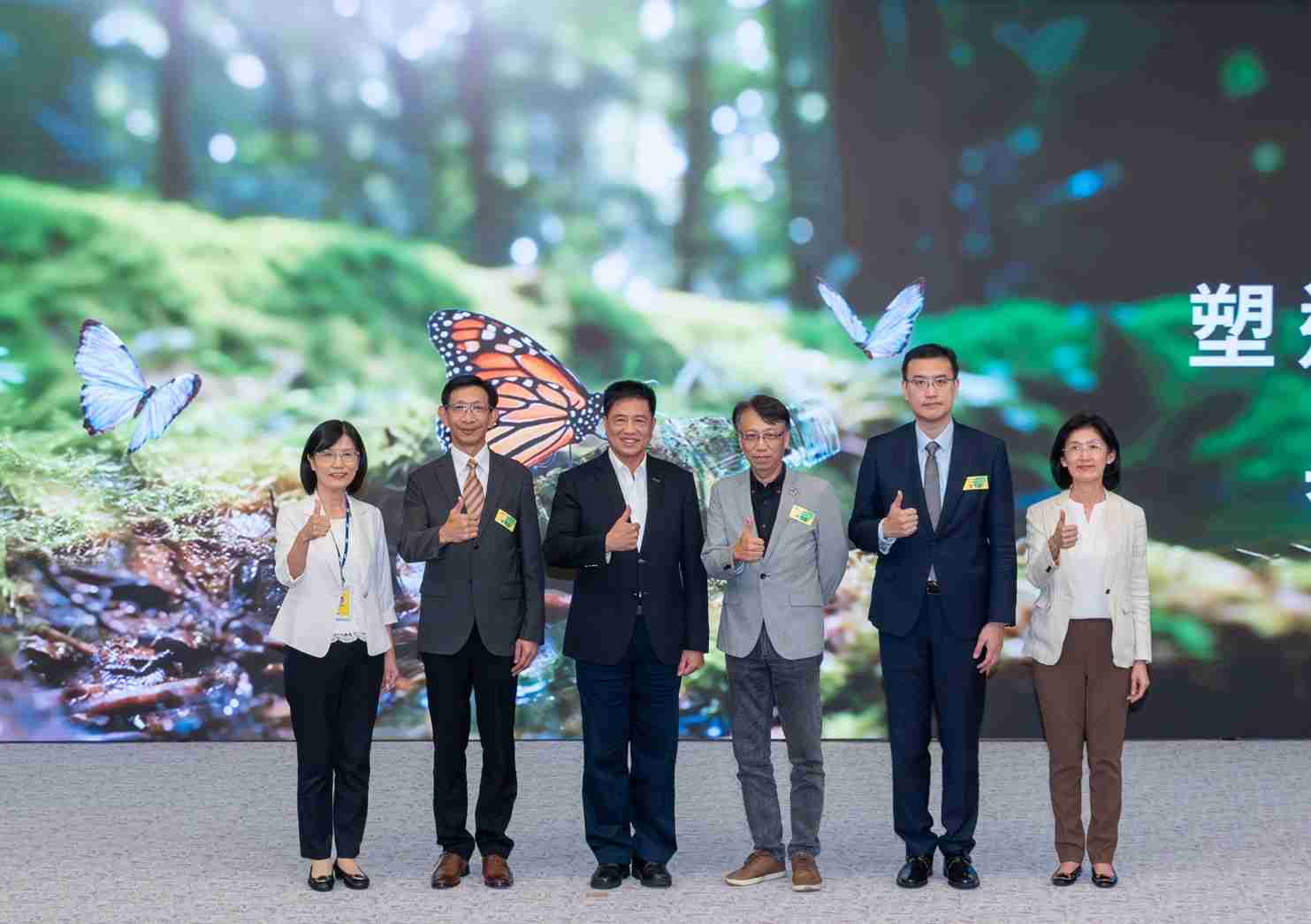 友達2023 CSR共榮大會，，，，邀請領域專家分享交流生物多樣性管理趨勢、、、無塑產品、、海廢永續塑料等議題  （圖左到右：友達光電永續長古秀華、、、3M台灣技術長陳君杰、、、、友達光電董事長暨集團策略長彭双浪、、、光寶科技企業永續發展處處長陳慶暉、、、、安永聯合會計師事務所執業會計師曾于哲、、、、友達光電供應鏈總部副總經理吳宜芳）