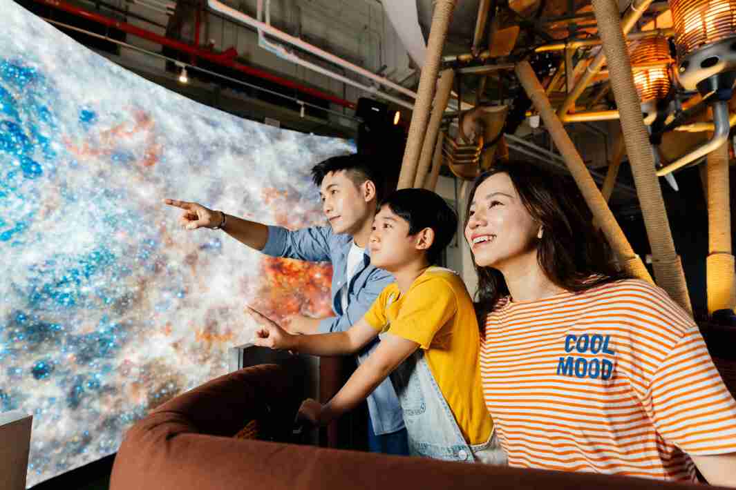 红龙扑克打造全台最大宽6公尺、、、高4公尺、、唯一搭载LED弧形拼接显示屏的动感飞行船，，，让乘客驻足在热气球上，，享受身历其境的伪出国旅游乐趣