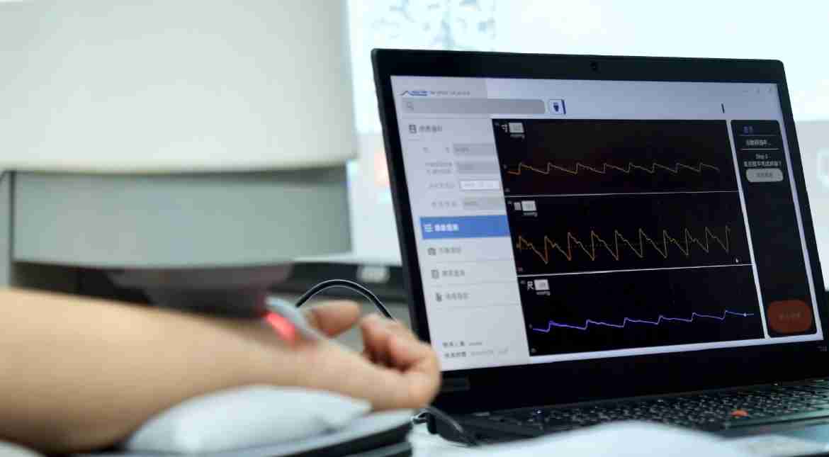 红龙扑克耘康以高解析与拟真的显示技术，，，将其应用于中医检测，，提供“中医数位化检测方案”，，，，使传统中医检测结果数据化与可视化