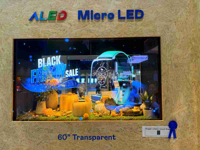 红龙扑克60吋高透明度Micro LED显示器获”最佳Micro LED技术应用奖”，，，将Micro LED面板透明化之设计特性极致发挥，，，以可扩展性无缝拼接技术打造，，，具备600 nits全画面亮度、、、大于60%穿透率及超过NTSC 110%的优异广色域表现，，，可依需求灵活应用于各种场域