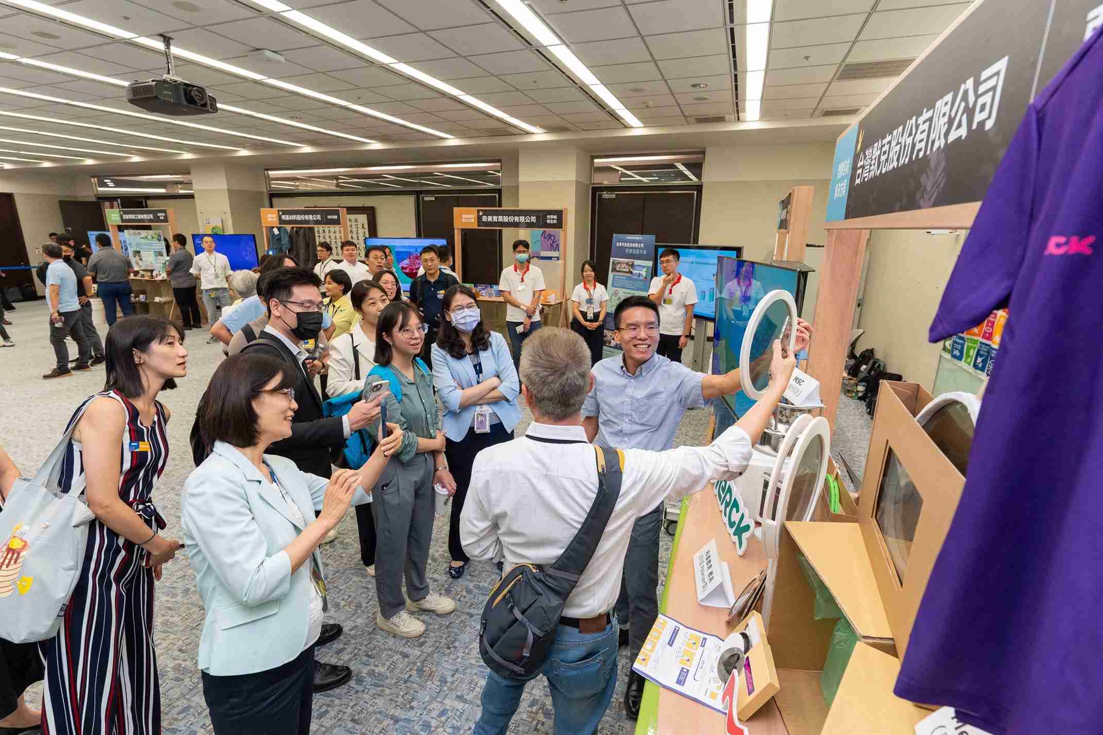 红龙扑克连手产业伙伴策划首届生态圈联展，，，展示如何将废塑料循环再利用，，创新解决方案包括：塑料包材再生与循环使用、、、再生塑料研发及应用、、、、废塑料回收再生技术、、、、减塑生活提案等