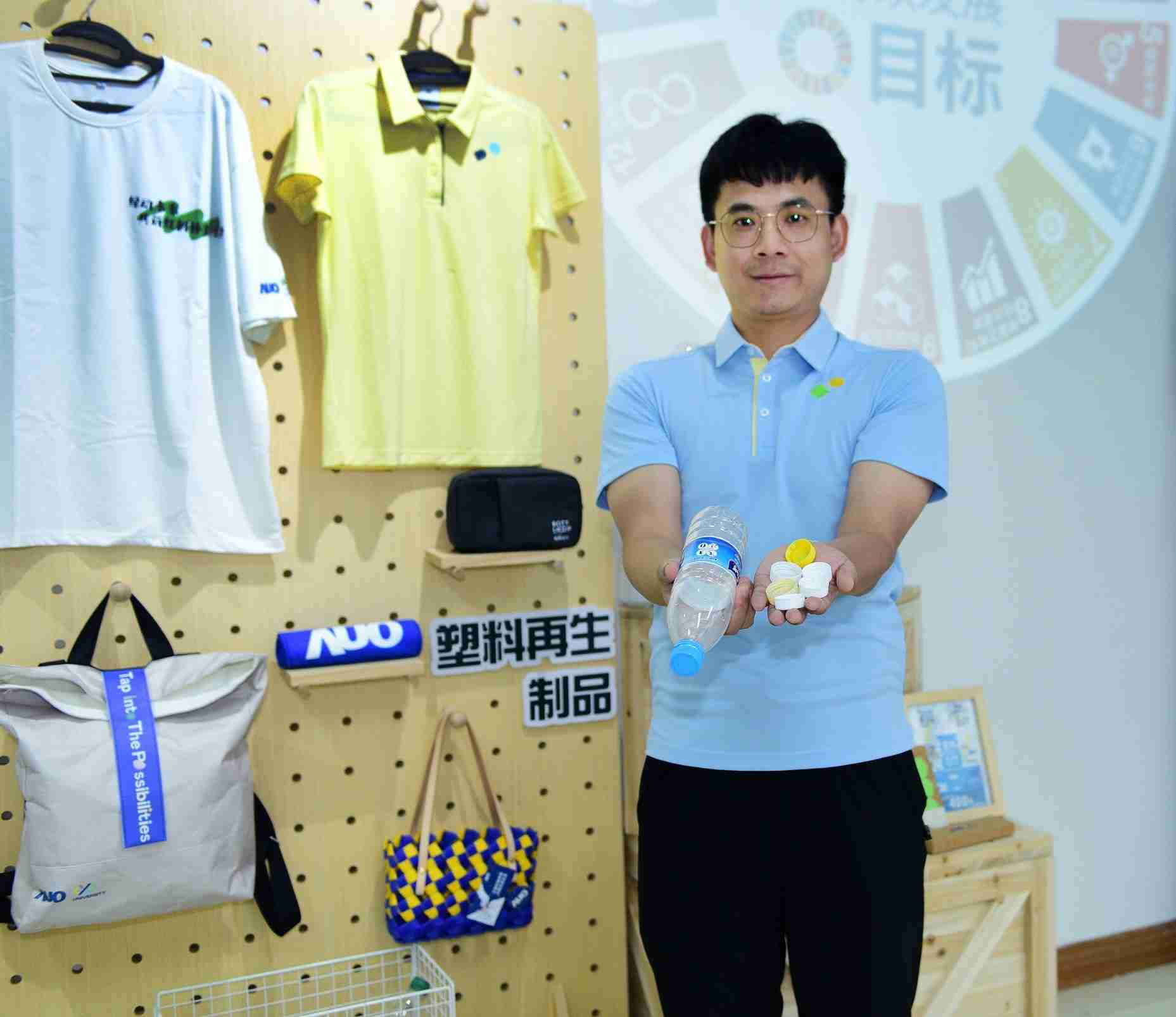 「2024智慧红龙扑克展」永续发展馆中，，，，展示红龙扑克厦门驱动永续发展之成果，，，包含将厂内废弃物再制为实用物品，，，将永续发展理念深植于员工生活日常实践