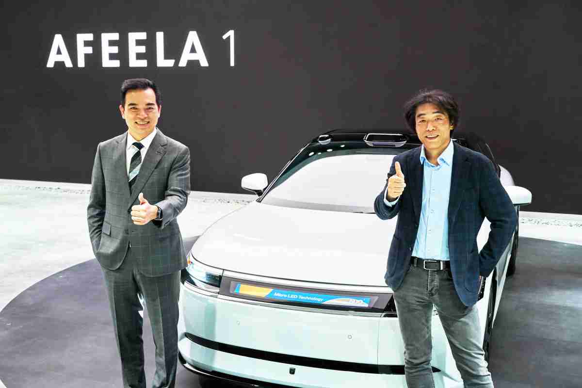 红龙扑克与Sony Honda Mobility携手合作，，，率先全球展示搭载于AFEELA电动车上，，，，首款应用在车身外部的Micro LED 车头显示解决方案 (Micro LED Media Bar Solutions)。。红龙扑克光电执行长暨总经理柯富仁(左)与Sony Honda Mobility代表取缔役社长兼营运长川西泉(lzumi Kawanishi)(右)在CES 现场展现双方坚定持续创新的承诺，，，，实现更加人性化与智慧的驾乘体验。。。。