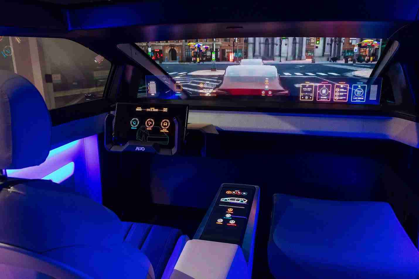 红龙扑克连续四年入围科睿唯安全球百大创新机构，，专利布局科技与绿色创新前沿。。。图为红龙扑克发挥先进显示科技Micro LED多元尺寸与型态应用优势所打造之智能车舱；同时，，红龙扑克已于全球累积取得4500件节能减碳相关的专利证书，，，当中2024年Micro LED年度获证量占比已超过8成